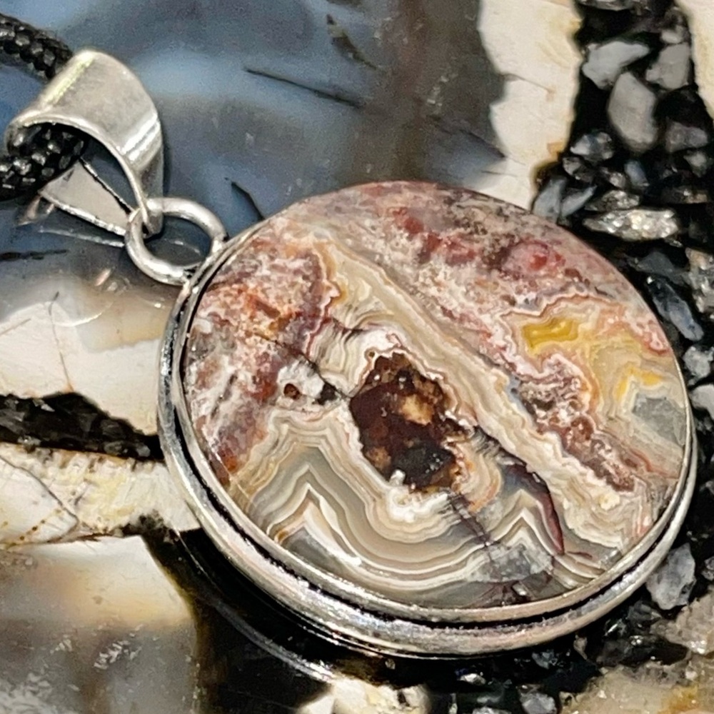 Small Mexican Crazy Lace Agate Pendant 1 1/2” - Picture 3 of 14